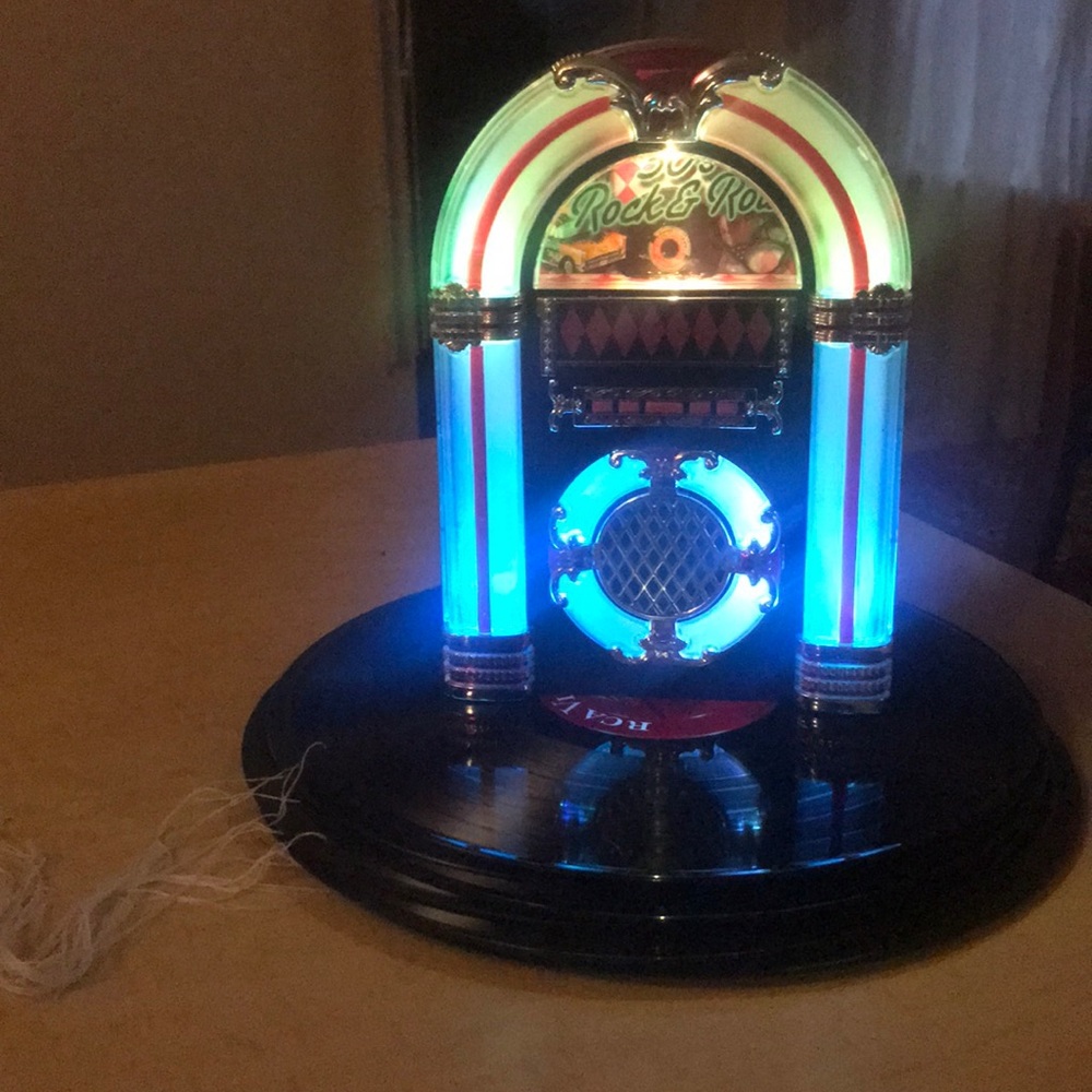 11 vinyl records and mini toy juke box
